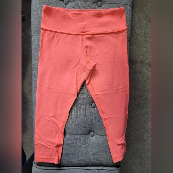 Lululemon reversible crop Sz 6 - Picture 3 of 5